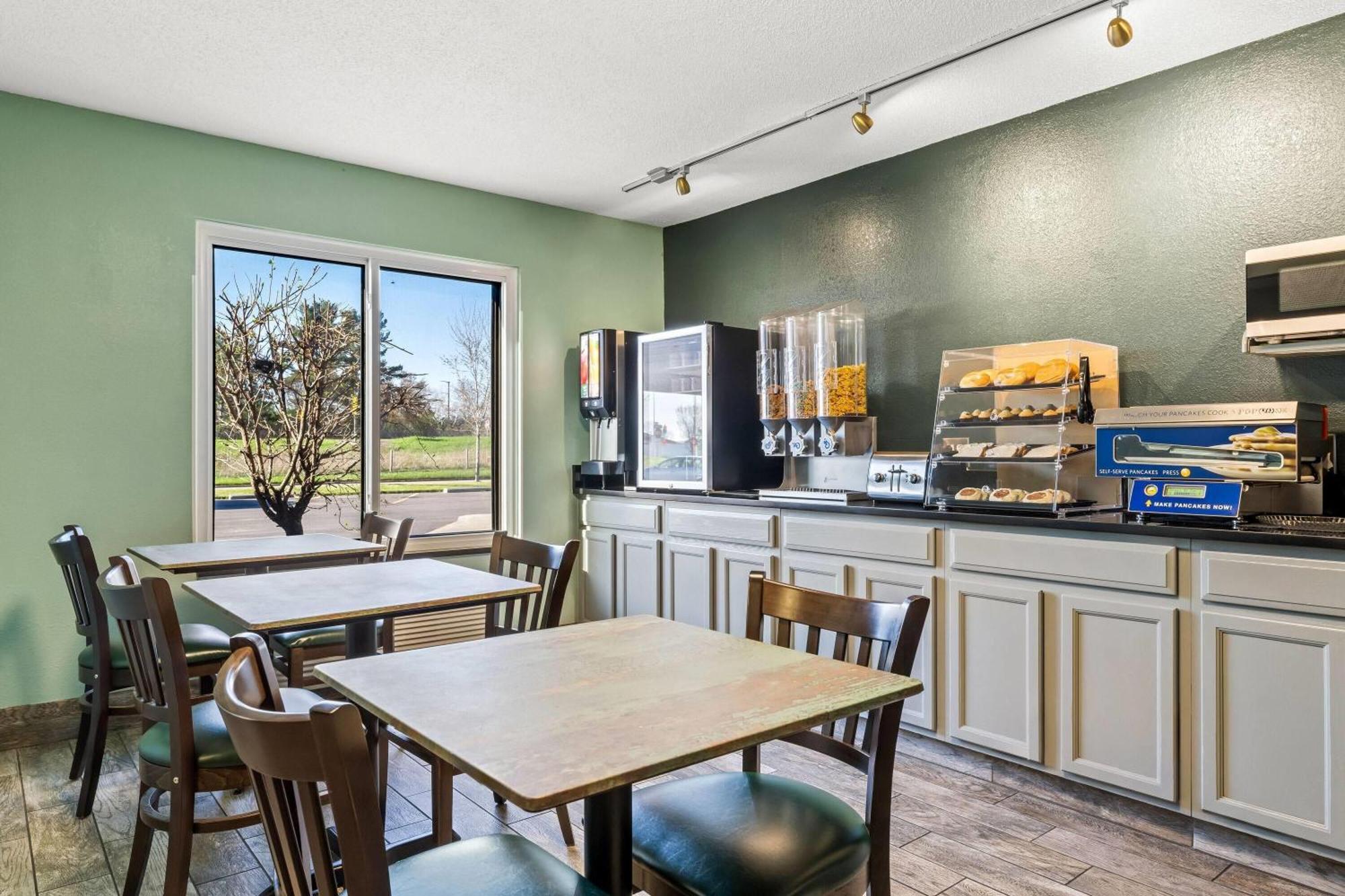 Days Inn By Wyndham Black River Falls - Access To Atv Trail Buitenkant foto